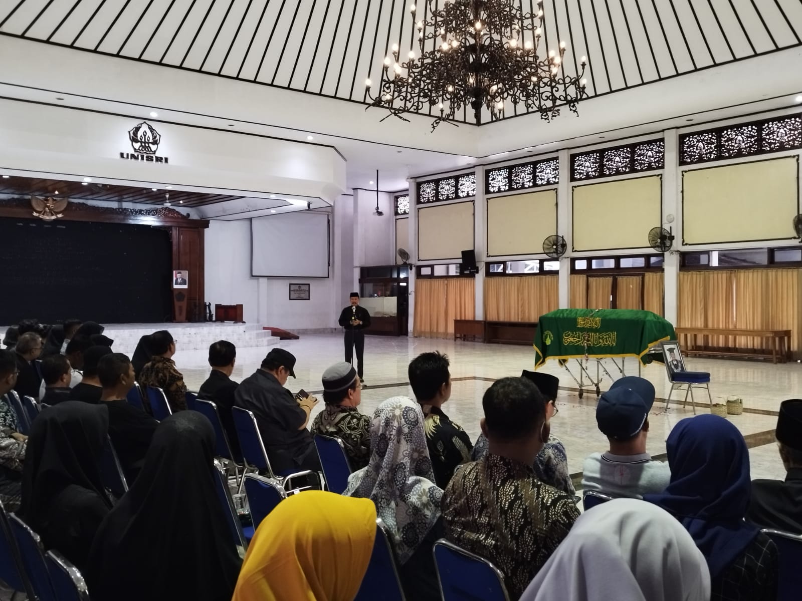 Pemberangkatan jenasah almarhum Sugiarya ke tempat pemakamam umum dari kampus Unisri Surakarta, Minggu (28/1/2024)