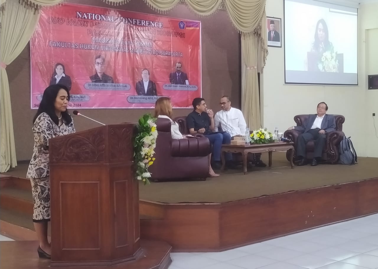 Dekan Fakultas Hukum Unisri Dr Dora Kusumastuti menyampaikan sambutan dalam seminar pemberantasan korupsi di kampus setempat, Sabtu (27/1/2024)