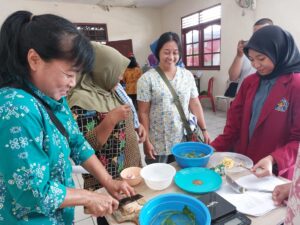 atipa Unisri Dampingi Kader Kesehatan Kelurahan Panularan Dalam Pembuatan Makanan Protein Tinggi dengan Alat yang lebih Modern