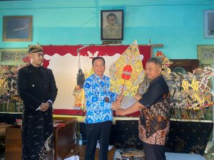 DIES NATALIS KE-46 UNISRI: KUNJUNGAN KE RUMAH PAHLAWAN SLAMET RIYADI PERKUAT NILAI KARAKTER CIVITAS AKADEMIKA