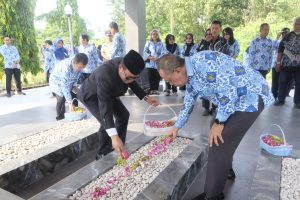 DIES NATALIS KE-46 UNISRI: ZIARAH KE TMP JURUG DAN MAKAM TOKOH UNISRI SEBAGAI WUJUD PENGHORMATAN
