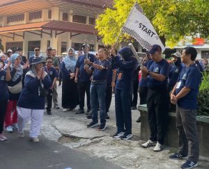 MERIAH DIES NATALIS KE-46: 800 PESERTA IKUTI JALAN SEHAT UNISRI, DILEPAS WAWALI SURAKARTA