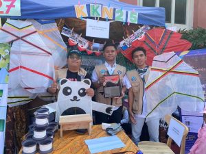 MAHASISWA KKN UNISRI GELAR EXPO UMKM DI PUNCAK HUT RI KE-81 KECAMATAN KALIJAMBE: Layangan Tradisional Jadi Daya Tarik Utama Stand KKN Desa Banaran